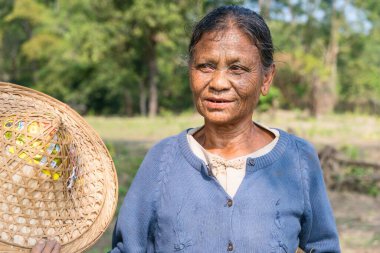 MRAUK U, RAKHINE Eyaleti / MYANMAR - 7 Aralık 2015: Yüzünde Myanmar Asia dövmesi olan yaşlı bir Chin kadınının portresi