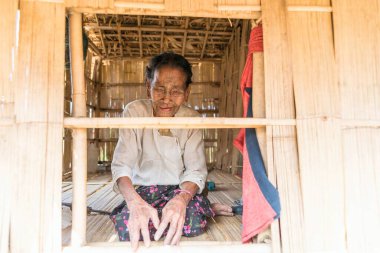 MRAUK U, RAKHINE Eyaleti / MYANMAR - 7 Aralık 2015: Yüzünde Myanmar Asia dövmesi olan yaşlı bir Chin kadınının portresi