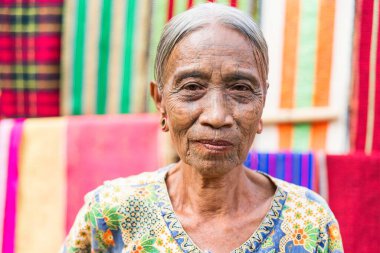 MRAUK U, RAKHINE Eyaleti / MYANMAR - 7 Aralık 2015: Yüzünde Myanmar Asia dövmesi olan yaşlı bir Chin kadınının portresi