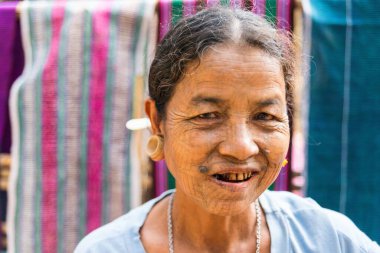 MRAUK U, RAKHINE Eyaleti / MYANMAR - 7 Aralık 2015: Yüzünde Myanmar Asia dövmesi olan yaşlı bir Chin kadınının portresi