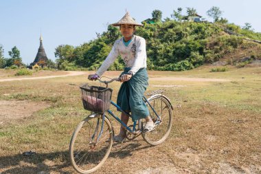 MRAUK U, RAKHINE Eyaleti / MYANMAR - 6 Aralık 2015: Myanmar Asya 'da Mrauk U sokakları