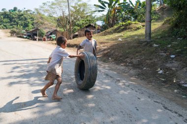 MRAUK U, RAKHINE Eyaleti / MYANMAR - 6 Aralık 2015: Myanmar Asya 'da Mrauk U sokakları
