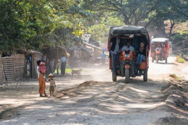 MRAUK U, RAKHINE Eyaleti / MYANMAR - 6 Aralık 2015: Myanmar Asya 'da Mrauk U sokakları