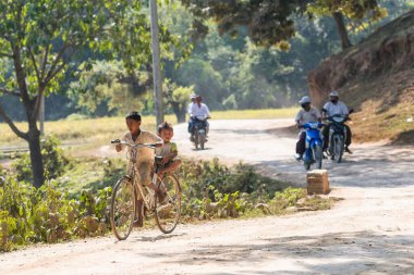 MRAUK U, RAKHINE Eyaleti / MYANMAR - 6 Aralık 2015: Myanmar Asya 'da Mrauk U sokakları