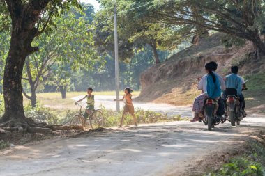 MRAUK U, RAKHINE Eyaleti / MYANMAR - 6 Aralık 2015: Myanmar Asya 'da Mrauk U sokakları