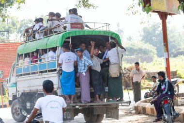MRAUK U, RAKHINE Eyaleti / MYANMAR - 6 Aralık 2015: Myanmar Asya 'da Mrauk U sokakları