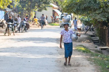 MRAUK U, RAKHINE Eyaleti / MYANMAR - 6 Aralık 2015: Myanmar Asya 'da Mrauk U sokakları