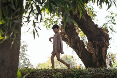 MRAUK U, RAKHINE Eyaleti / MYANMAR - 6 Aralık 2015: Myanmar Asya 'da Mrauk U sokakları