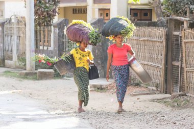 MRAUK U, RAKHINE Eyaleti / MYANMAR - 6 Aralık 2015: Myanmar Asya 'da Mrauk U sokakları
