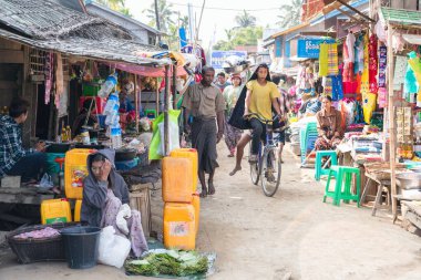 MRAUK U, RAKHINE Eyaleti / MYANMAR - 6 Aralık 2015: Myanmar Asya 'da Mrauk U sokakları