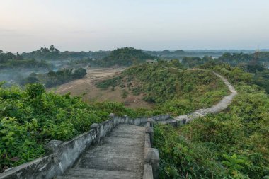 Mrauk u köyü, Rakhine Eyaleti Myanmar Asya 'daki budalalar ve pagodalar.
