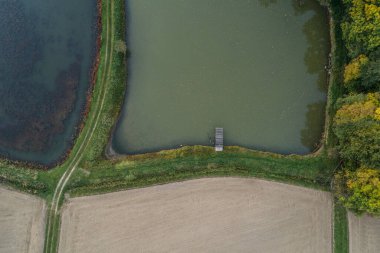 Balık üreme göletleri, Bielsko Biala 'daki balık havuzu Beskid Dağları Polonya Hava Aracı fotoğrafı