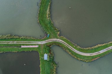 Balık üreme göletleri, Bielsko Biala 'daki balık havuzu Beskid Dağları Polonya Hava Aracı fotoğrafı