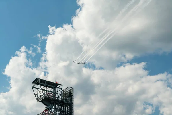 ポーランド シレジア州カトヴィツェでの航空ショーの洗練された飛行機やヘリコプターの行列 — ストック写真