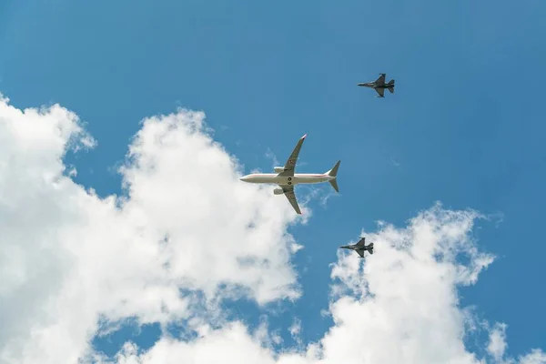 ポーランド シレジア州カトヴィツェでの航空ショーの洗練された飛行機やヘリコプターの行列 — ストック写真