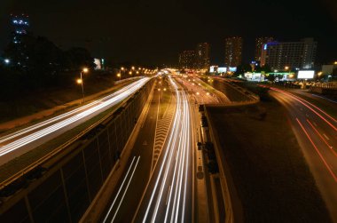 Katowice şehri, Katowice Silesia Polonya 'da gece otoyolunda.