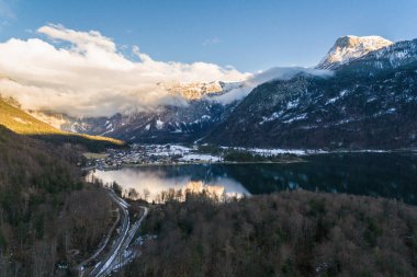 Avusturya, Salzkammergut 'taki Obertraun Gölü Hallstatt hava aracı görüntüsü