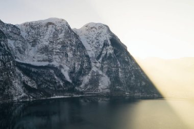 Avusturya, Salzkammergut 'taki Obertraun Gölü Hallstatt hava aracı görüntüsü