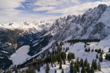Dachstein dağları Avusturya 'daki kireçtaşı Alpleri hava aracı görüntüsü