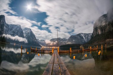 Avusturya 'nın Salzkammergut kentindeki Obertraun Gölü Hallstatt rıhtımında geceleyin