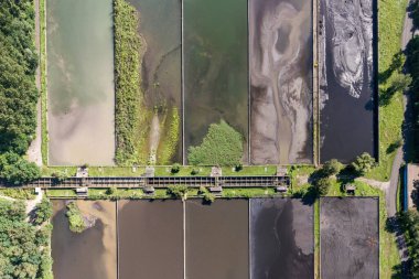 Dabrowa Gornicza Silesia Polonya 'daki demir fabrikasının sansür tankı hava aracı görüntüsü
