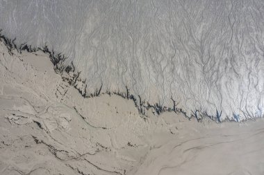 Endüstriyel maden, bakır madeninin soyut sansür tankı, nehir deltası gibi turkuaz su. Polkowice Polonya 'da dev kanalizasyon arıtma tankı