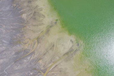 Endüstriyel maden, bakır madeninin soyut sansür tankı, nehir deltası gibi turkuaz su. Polkowice Polonya 'da dev kanalizasyon arıtma tankı