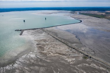 Endüstriyel maden, bakır madeninin soyut sansür tankı, nehir deltası gibi turkuaz su. Polkowice Polonya 'da dev kanalizasyon arıtma tankı