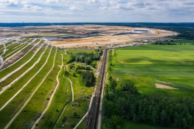 Endüstriyel maden, bakır madeninin soyut sansür tankı, nehir deltası gibi turkuaz su. Polkowice Polonya 'da dev kanalizasyon arıtma tankı