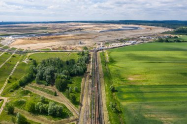 Endüstriyel maden, bakır madeninin soyut sansür tankı, nehir deltası gibi turkuaz su. Polkowice Polonya 'da dev kanalizasyon arıtma tankı