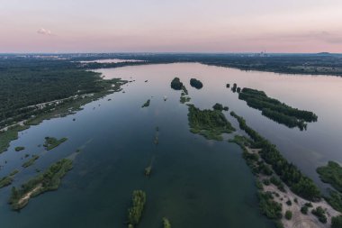 Atol gibi kum adaları olan güzel bir göl. Dabrowa Gornicza Polonya 'daki Pogoria Gölü hava aracı görüntüsü