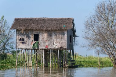 Shan State 'in Nyaungshwe kasabasındaki Inle Gölü' ndeki evler. Shan Hills, Myanmar Burma, Asya