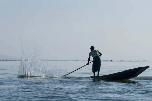Pêcheur Traditionnel Sur Bateau Sur Lac Inle Myanmar Birmanie Asie — Photo