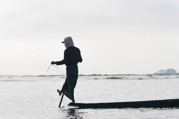 Pêcheur Traditionnel Sur Bateau Sur Lac Inle Jambe Aviron Pêcheurs — Photo