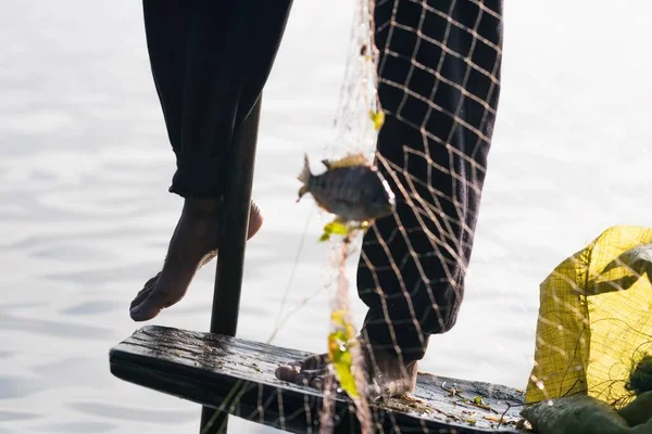 Pêcheur Traditionnel Pêcher Sur Bateau Sur Lac Inle Jambes Aviron — Photo