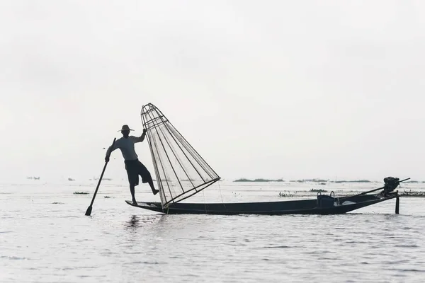 Pêcheur Traditionnel Sur Bateau Sur Lac Inle Jambe Aviron Pêcheurs — Photo