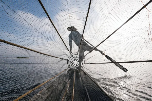 Traditionell Fiskare Båt Inle Sjön Benrodd Fiskare Med Nät Båten — Stockfoto