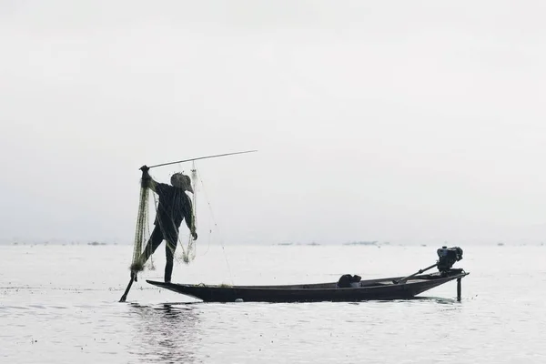 Pêcheur Traditionnel Sur Bateau Sur Lac Inle Jambe Aviron Pêcheurs — Photo