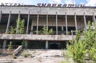 Prypiat 'ta bina, Çernobil Yasak Bölge. Ukrayna Sovyetler Birliği 'nde Çernobil Nükleer Santrali Yabancılaşma Bölgesi