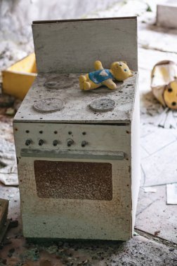 Oyuncaklar ve karyolalar, Prypiat 'taki anaokulu, Çernobil Yasak Bölge. Ukrayna Sovyetler Birliği 'nde Çernobil Nükleer Santrali Yabancılaşma Bölgesi