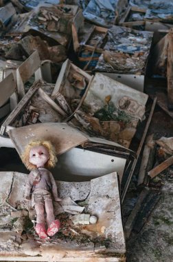 Oyuncaklar ve karyolalar, Prypiat 'taki anaokulu, Çernobil Yasak Bölge. Ukrayna Sovyetler Birliği 'nde Çernobil Nükleer Santrali Yabancılaşma Bölgesi