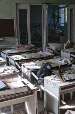 Oyuncaklar ve karyolalar, Prypiat 'taki anaokulu, Çernobil Yasak Bölge. Ukrayna Sovyetler Birliği 'nde Çernobil Nükleer Santrali Yabancılaşma Bölgesi