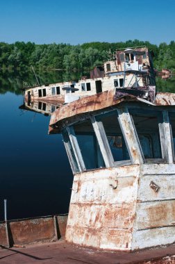 Çernobil Yasak Bölgesi 'nde Pripyat Nehri' nde terk edilmiş batık mavna tekneleri. Ukrayna Sovyetler Birliği 'nde Çernobil Nükleer Santrali Yabancılaşma Bölgesi