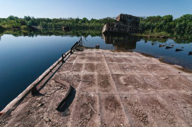 Çernobil Yasak Bölgesi 'nde Pripyat Nehri' nde terk edilmiş batık mavna tekneleri. Ukrayna Sovyetler Birliği 'nde Çernobil Nükleer Santrali Yabancılaşma Bölgesi