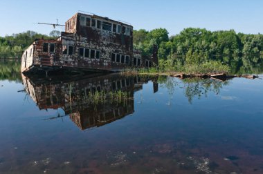 Çernobil Yasak Bölgesi 'nde Pripyat Nehri' nde terk edilmiş batık mavna tekneleri. Ukrayna Sovyetler Birliği 'nde Çernobil Nükleer Santrali Yabancılaşma Bölgesi