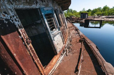 Çernobil Yasak Bölgesi 'nde Pripyat Nehri' nde terk edilmiş batık mavna tekneleri. Ukrayna Sovyetler Birliği 'nde Çernobil Nükleer Santrali Yabancılaşma Bölgesi