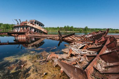 Çernobil Yasak Bölgesi 'nde Pripyat Nehri' nde terk edilmiş batık mavna tekneleri. Ukrayna Sovyetler Birliği 'nde Çernobil Nükleer Santrali Yabancılaşma Bölgesi