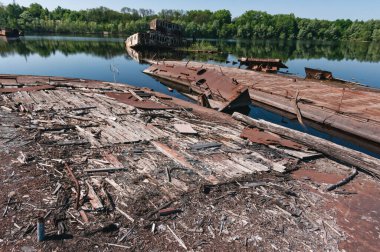Çernobil Yasak Bölgesi 'nde Pripyat Nehri' nde terk edilmiş batık mavna tekneleri. Ukrayna Sovyetler Birliği 'nde Çernobil Nükleer Santrali Yabancılaşma Bölgesi