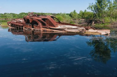 Çernobil Yasak Bölgesi 'nde Pripyat Nehri' nde terk edilmiş batık mavna tekneleri. Ukrayna Sovyetler Birliği 'nde Çernobil Nükleer Santrali Yabancılaşma Bölgesi