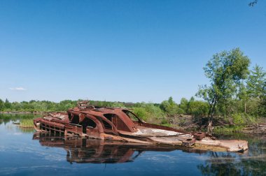 Çernobil Yasak Bölgesi 'nde Pripyat Nehri' nde terk edilmiş batık mavna tekneleri. Ukrayna Sovyetler Birliği 'nde Çernobil Nükleer Santrali Yabancılaşma Bölgesi